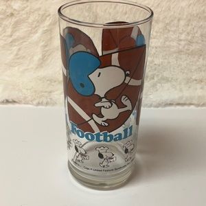 vtg PEANUTS Tall Drinking Glass Snoopy (Peanuts) with Football 1958